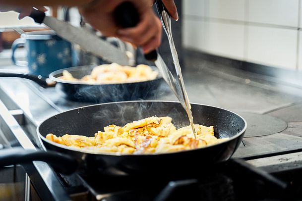 kaiserschmarrn-auf-dem-herd-in-der-wangalm-im-gaistal-bei-leutasch-1