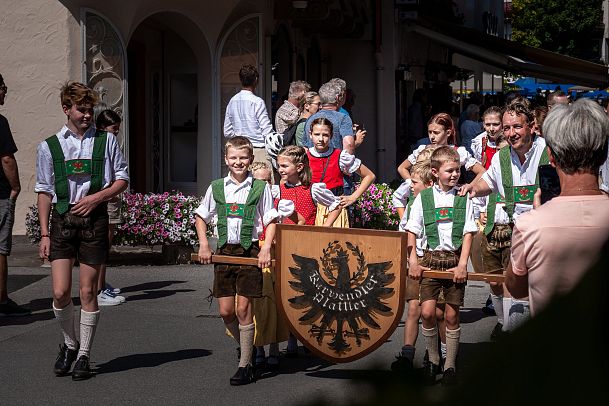 Karwendeler Plattler auf dem Weg durch die Fußgängerzone in Seefeld (Handwerksfest 2023)