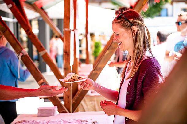 Kauf eines Strudels auf dem Seefelder Strudelmarkt (1)