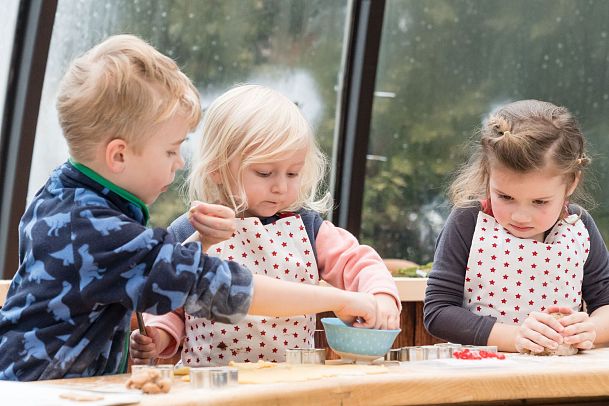 kinder-beim-backen-in-der-kinderbackstube-seefeld-5-1