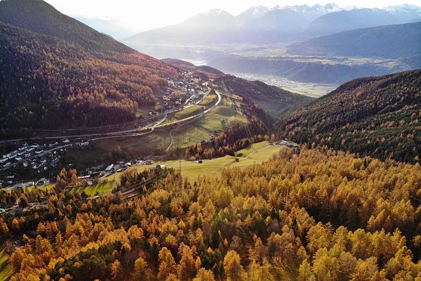 laerchenwald-im-herbst-mit-blick-auf-reith-13