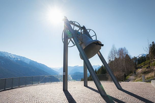 Läuten der Friedensglocke im Frühling mit Sonne