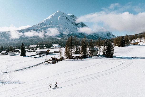 Langlaufen in der Region Seefeld - Zwei Langläufer auf Plaik C9 Loipe