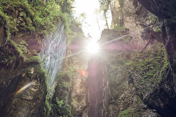 leutascher-geisterklamm-sonne-am-wasserfall-1