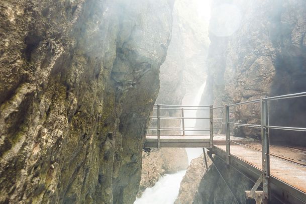 leutascher-geisterklamm-steg-zum-wasserfall-1