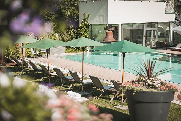 Liegen und Pool im Hotel Klosterbräu Seefeld
