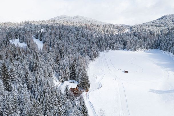 lottenseehuette-und-lottensee-im-winter-von-oben-luftaufnahme-1