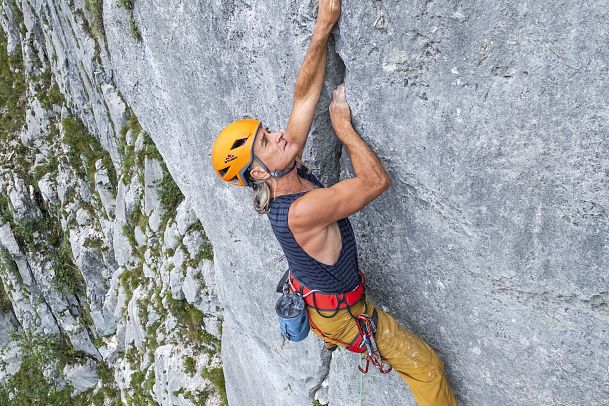Mann beim Klettern in den Sonnenplatten - Scharnitz