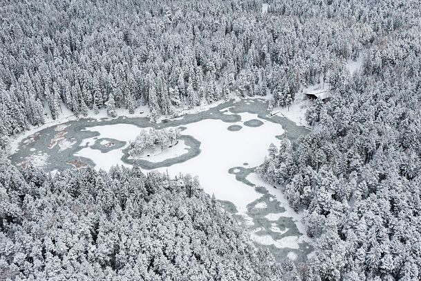 moeserer-see-bei-neuschnee-see-und-moeserer-seestubn-luftaufnahme-moesern-1