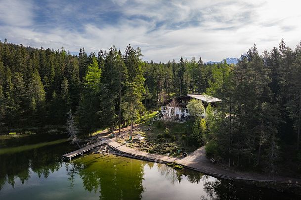 Möserer See im Frühling bei Morgenstimmung - Drohnenaufnahme Möserer Seestube aus der Nähe