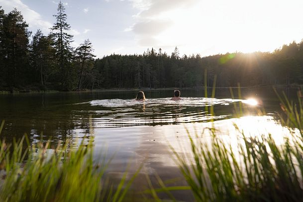 Möserer See im Frühling - Paar im Wasser bei Sonnenuntergangslicht