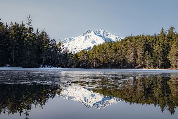 moeserer-see-im-fruehling-see-mit-reflektion-1