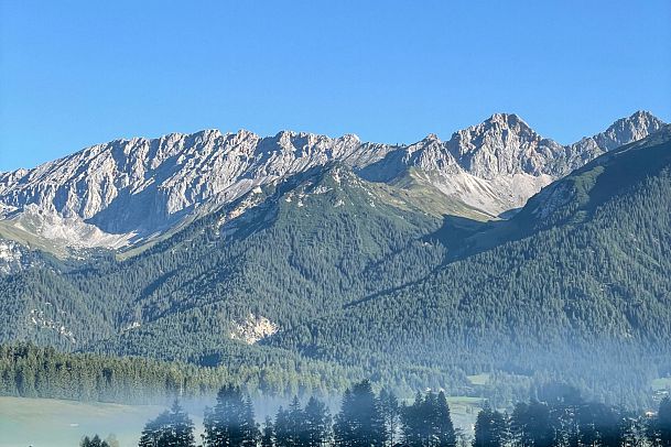 morgennebel-in-moos-im-herbstbeginn-mit-blick-aufs-wettersteingebirge-leutasch-1