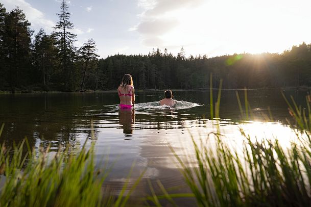 Möserer See im Frühling - Paar geht schwimmen bei Sonnenuntergangslicht