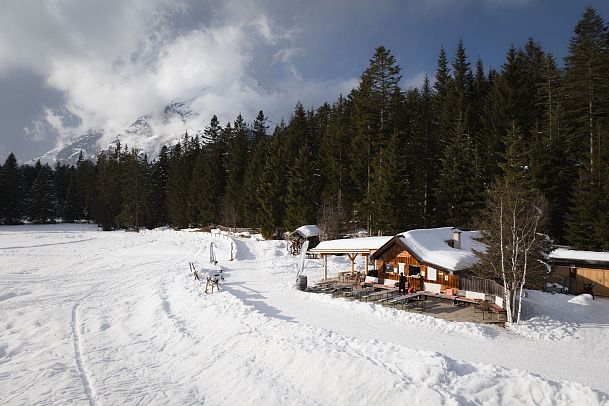 muggenmoosalm-drohnennahaufnahme-mit-hohe-munde-in-wolken-1