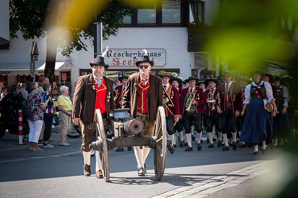 Musikkapelle beim Großen Trachtenumzug auf dem Handwerksfest