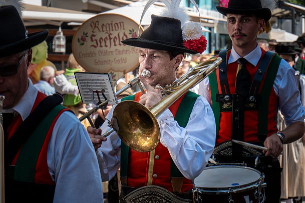 Musikkapelle beim Trachtenumzug auf dem Handwerksfest 2023