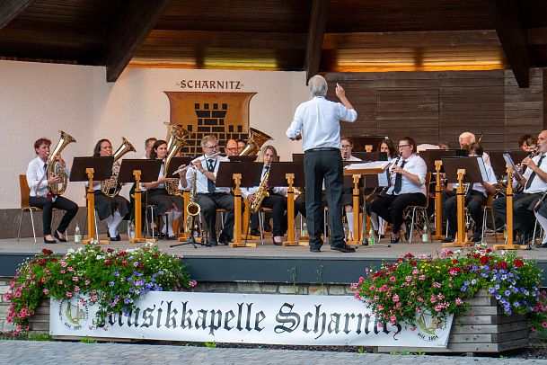 musikkapelle-scharnitz-mit-banner-c-region-seefeld-1