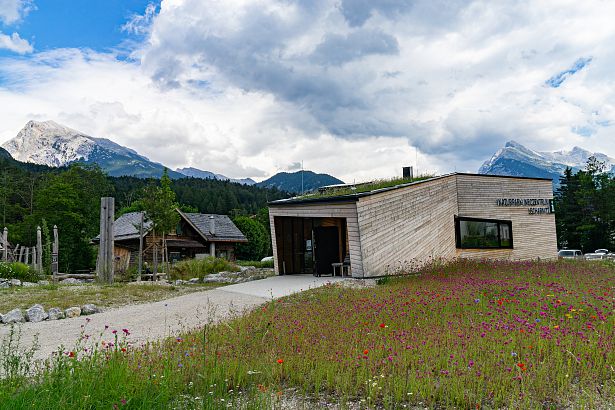 naturpark-infozentrum-scharnitz-mit-holzerhuette-1-1