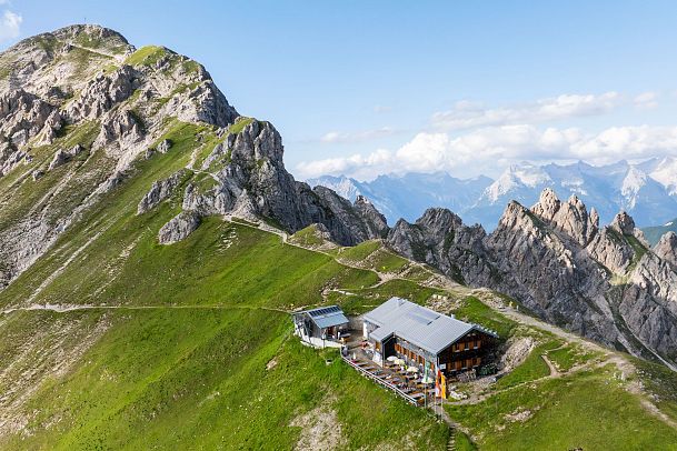 Nördlinger Hütte mit Reither Spitze und Karwendel