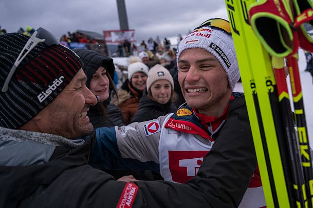 nordic-combined-triple-2023-award-ceremony-freitag-lamparter-umarmung-mit-vater-5