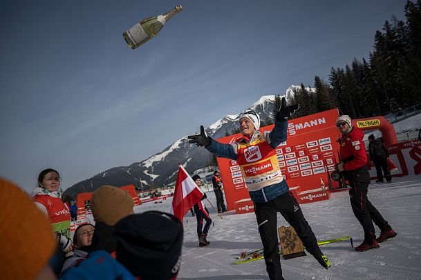 nordic-combined-triple-2023-award-ceremony-herren-sonntag-lamparter-champagner-1-5