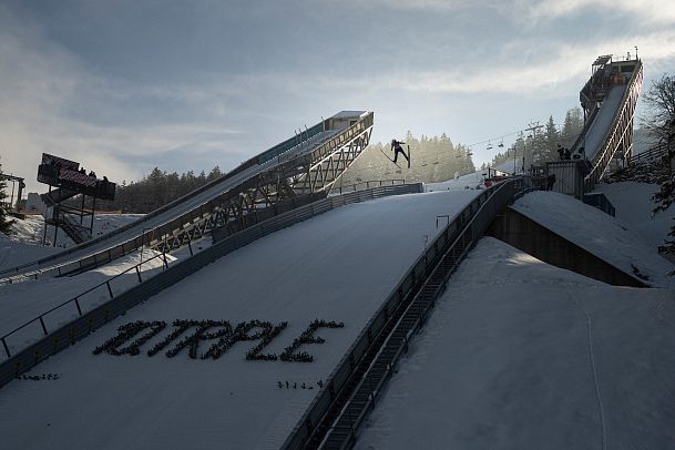 nordic-combined-triple-2023-blick-aus-jurieturm-auf-skispringer-1