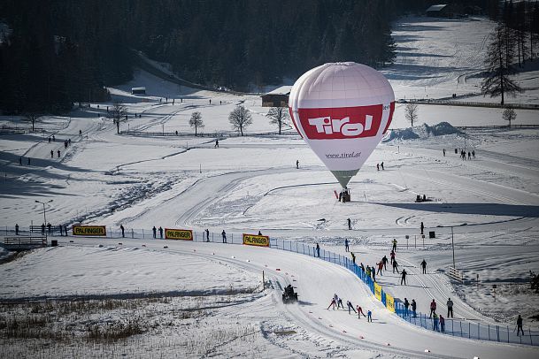 nordic-combined-triple-2023-langlauf-herren-sonntag-moeserer-tal-mit-tirol-ballon-1