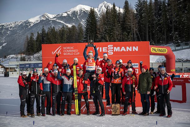 nordic-combined-triple-2023-ski-austria-gruppenfoto-mit-gesamtsieger-lamparter-5