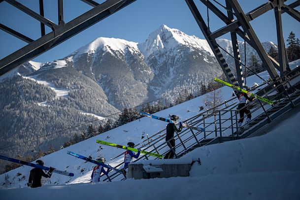nordic-combined-triple-2023-skispringer-weg-zum-anlauf-5