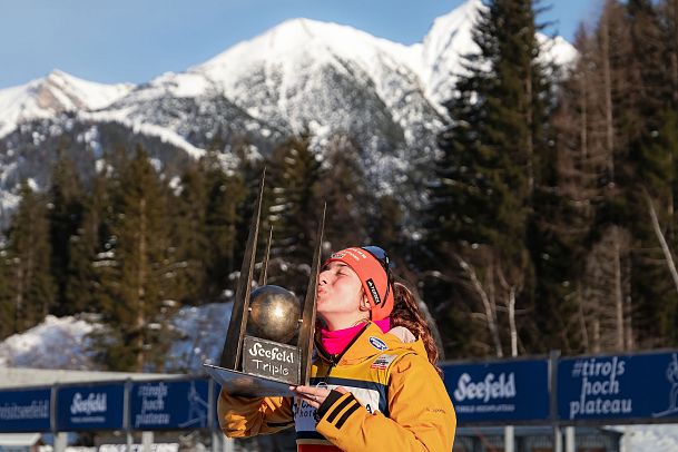 nordic-combined-triple-2025-kuesschen-fuer-die-triple-trophaee-von-nathalie-armbruster