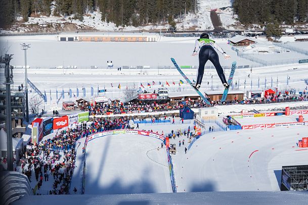 nordic-combined-triple-2025-skispringer-mit-fans-im-hintergrund