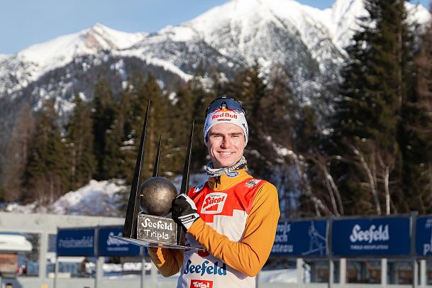 nordic-combined-triple-2025-triple-sieger-2025-vinzenz-geiger-mit-dem-triple-pokal