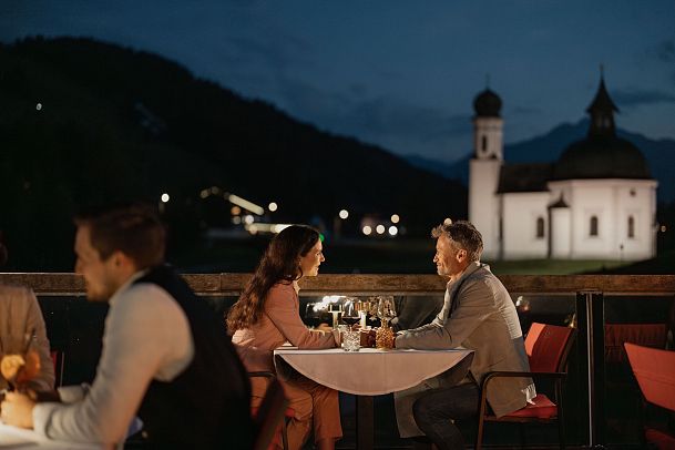 Paar in der Region Seefeld - Kulinarik - Dinner