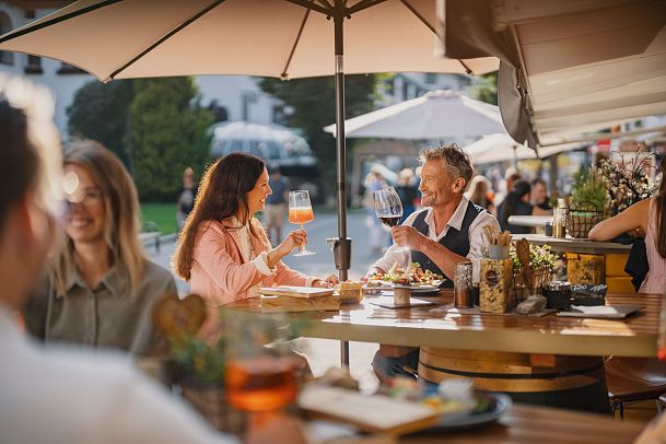 Paar in Seefeld - Drinks in der Fussgaengerzone