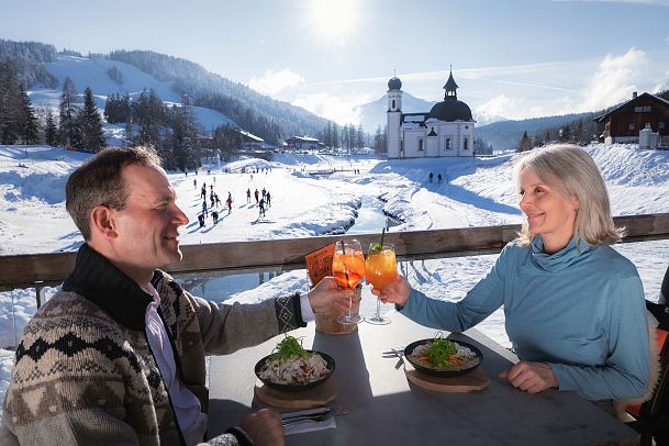 Paar ist zu Mittag im Woods_Paar stößt mit Drinks an
