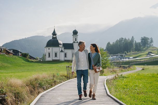 Paar vor dem Seekirchl im Sommer - Seefeld in Tirol (1)