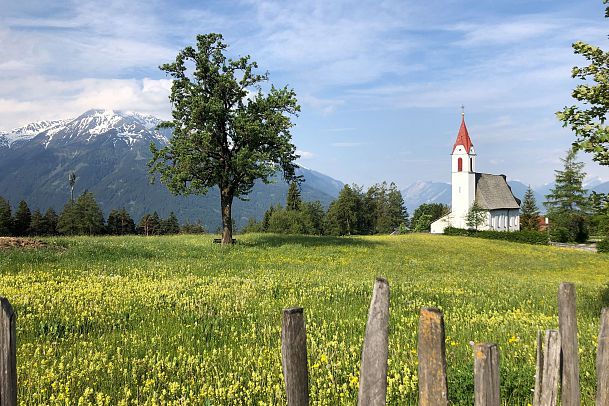 pfarrkirche-im-sommer-moesern-1