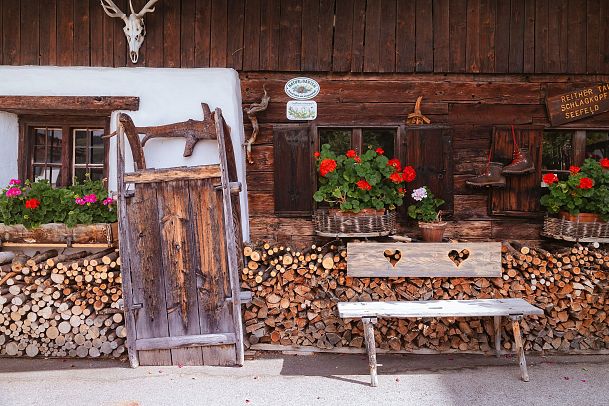 Plateau Pionier Landhaus Schmiedhof_Hauswand der Werkstatt