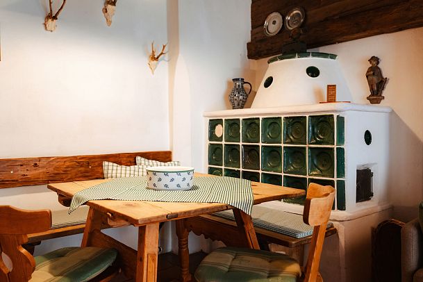 Plateau Pionier Landhaus Schmiedhof_Stube mit selbstgemachter Tischtecke auf dem Tisch