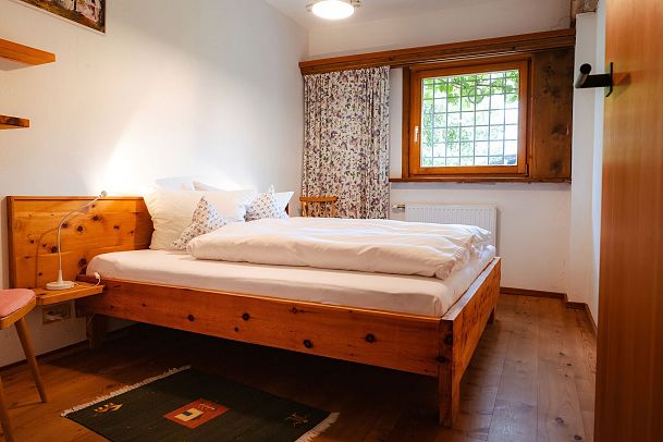 Plateau Pionier Landhaus Schmiedhof_Zimmer mit selbstgebautem Bett