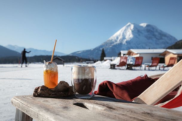 Polis Hütte im Winter_Getränke auf Holztische mit Blick auf Hohe Munde