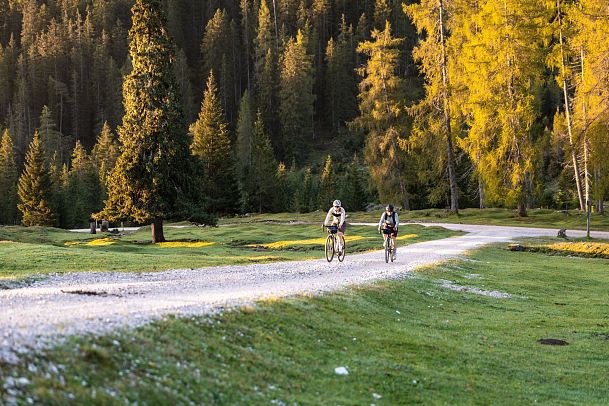 radfahrerinnen-bei-herbstlichem-wetter-auf-dem-weg-zur-gaistalalm-2-16