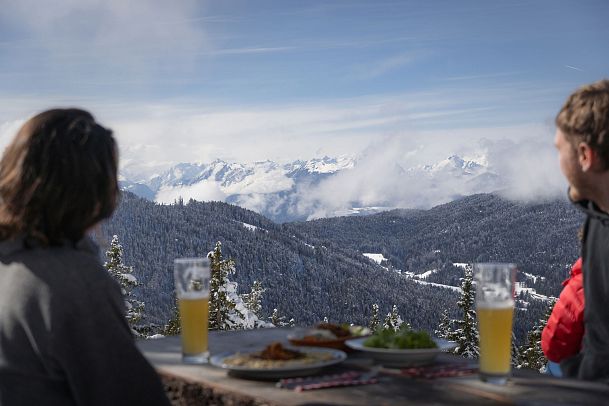 Reitherjoch Alm - Personen genießen Aussicht ins Inntal