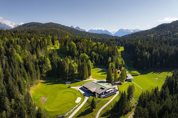 Restaurant Golfclub Wildmoos - Drohnenaufnahme Restaurant Blick Richtung Karwendel