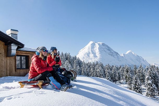 rodeln-am-katzenkopf-mit-hohe-munde-im-hintergrund-leutasch-1