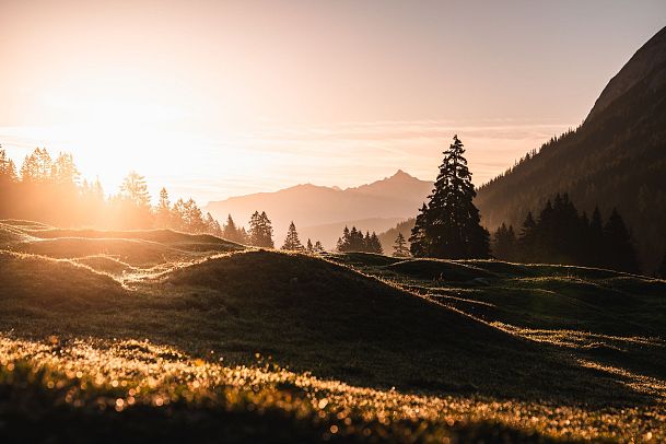roetlicher-sonnenaufgang-in-der-naehe-der-gaistalalm-1-2