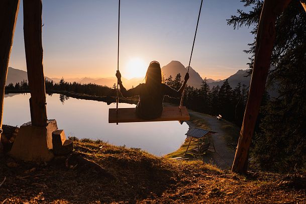 Schaukel am Kaltwassersee während der Abendzeit