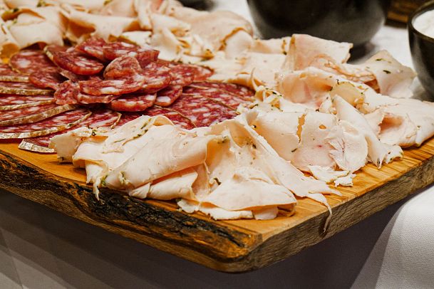 schinken-und-salami-auf-einen-holzbrett-1