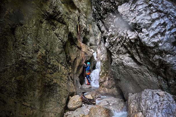 Schlucht des Bergleinbaches mit Wasserfall, Seil und Guide des Canyonings